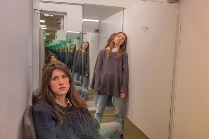 _DSF3801 ladies, change room