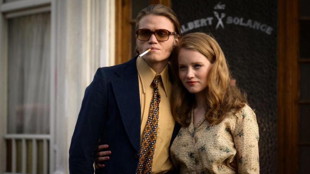 Albert y Solange se abrazan frente a su salón de belleza en la serie francesa 'Las mariposas negras' de Netflix