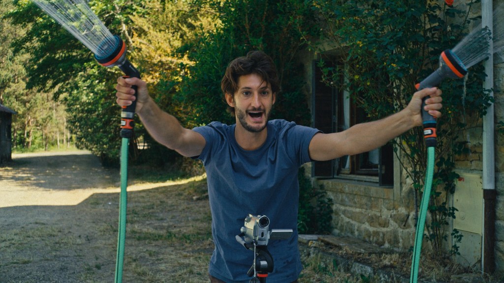 Pierre Niney en una de las desopilantes escenas de la película francesa del Tour de Cine Francés 'El libro de las soluciones'
