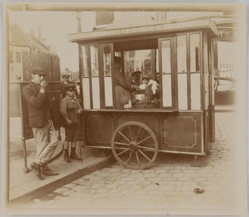 Vendedores ambulantes de papas fritas francesas