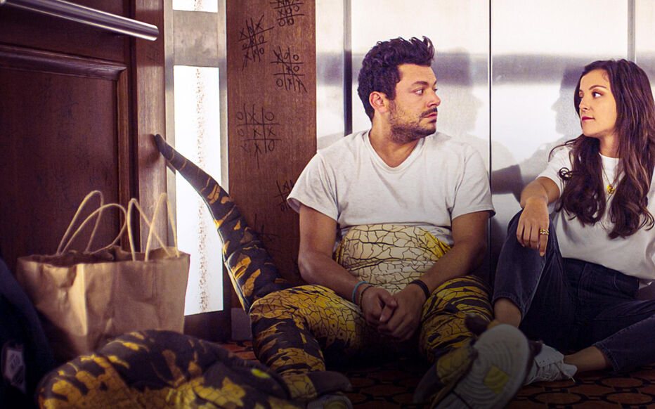 Kev Adams y Camille Lellouche se miran de frente, sentados en un ascensor, en una imagen de la película francesa de navidad en Netflix 'Año nuevo nuestro'