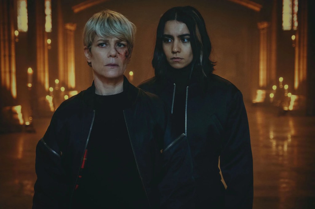 Marina Foïs y Lina El Arabi en un fotograma de la serie francesa de Netflix 'Furias'